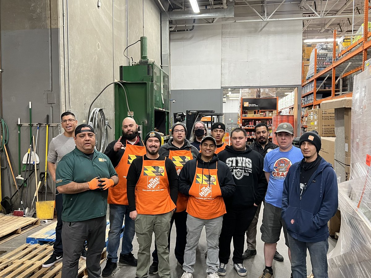 RobLo5087's tweet image. RDC meets Store… OB associates and leaders building relationships. Freight team showing us how they get it done. Such a great experience. @JPierceHD @SonyaTransport1 @rayray5641 @JavierTHD5087 @Summer5087 @Gladys_5087APS @LourdesThd