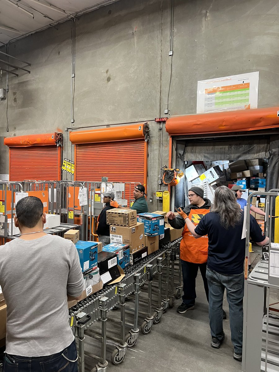 RobLo5087's tweet image. RDC meets Store… OB associates and leaders building relationships. Freight team showing us how they get it done. Such a great experience. @JPierceHD @SonyaTransport1 @rayray5641 @JavierTHD5087 @Summer5087 @Gladys_5087APS @LourdesThd
