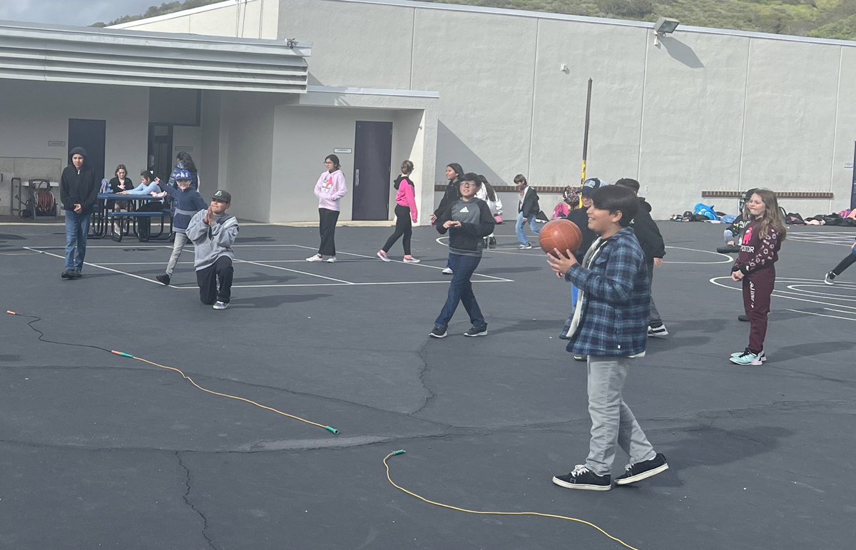 LizLoether's tweet photo. Thanks to @MrTCotton and #MrsPerry for inviting us to play dodgeball. It was a great way to warm up this afternoon. @RiosRobots @jove_megan721 #riosrocks https://t.co/tUQgrdhofC