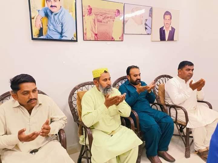 AmjadShahjilani's tweet photo. پاکستان پیپلز پارٹی کی مرکزی رہنماء و رکن قومی اسمبلی ڈاکٹر نفیسہ شاہ صاحبہ نے تحصیل کوٹ ڈیجی ٹاؤن کمیٹی فقیر آباد کے ولیج پیارو خاصخیلی پہنچ کر سرائی عابد حسین خاصخیلی کے بڑے بھائی علاقے کی معزز شخصیت کے انتقال پر ان سے تعزیت پیش کی اور گہرے دکھ و افسوس کا اظہار کیا
@ShahNafisa https://t.co/km5NaWHUfa