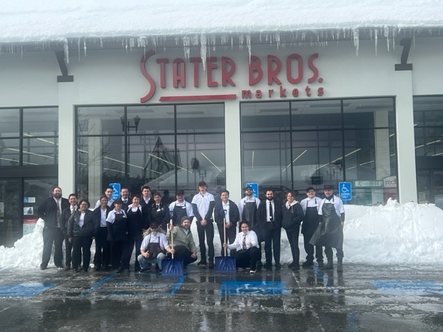StaterBrosMkts's tweet photo. ITS SNOWING ! 😮❄🌨⛄Shoutout to our hardworking teammates for serving our communities in snowy &amp; icy weather! Your dedication is truly appreciated. Stay safe out there! #StaterTeam https://t.co/rqaTVqnYeW