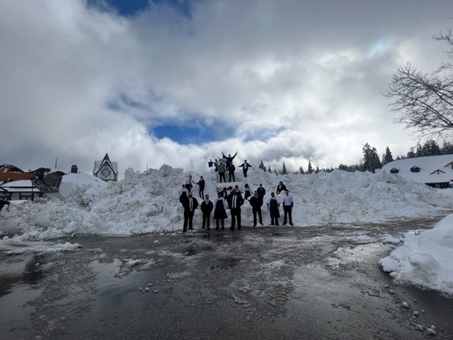 StaterBrosMkts's tweet photo. ITS SNOWING ! 😮❄🌨⛄Shoutout to our hardworking teammates for serving our communities in snowy &amp; icy weather! Your dedication is truly appreciated. Stay safe out there! #StaterTeam https://t.co/rqaTVqnYeW