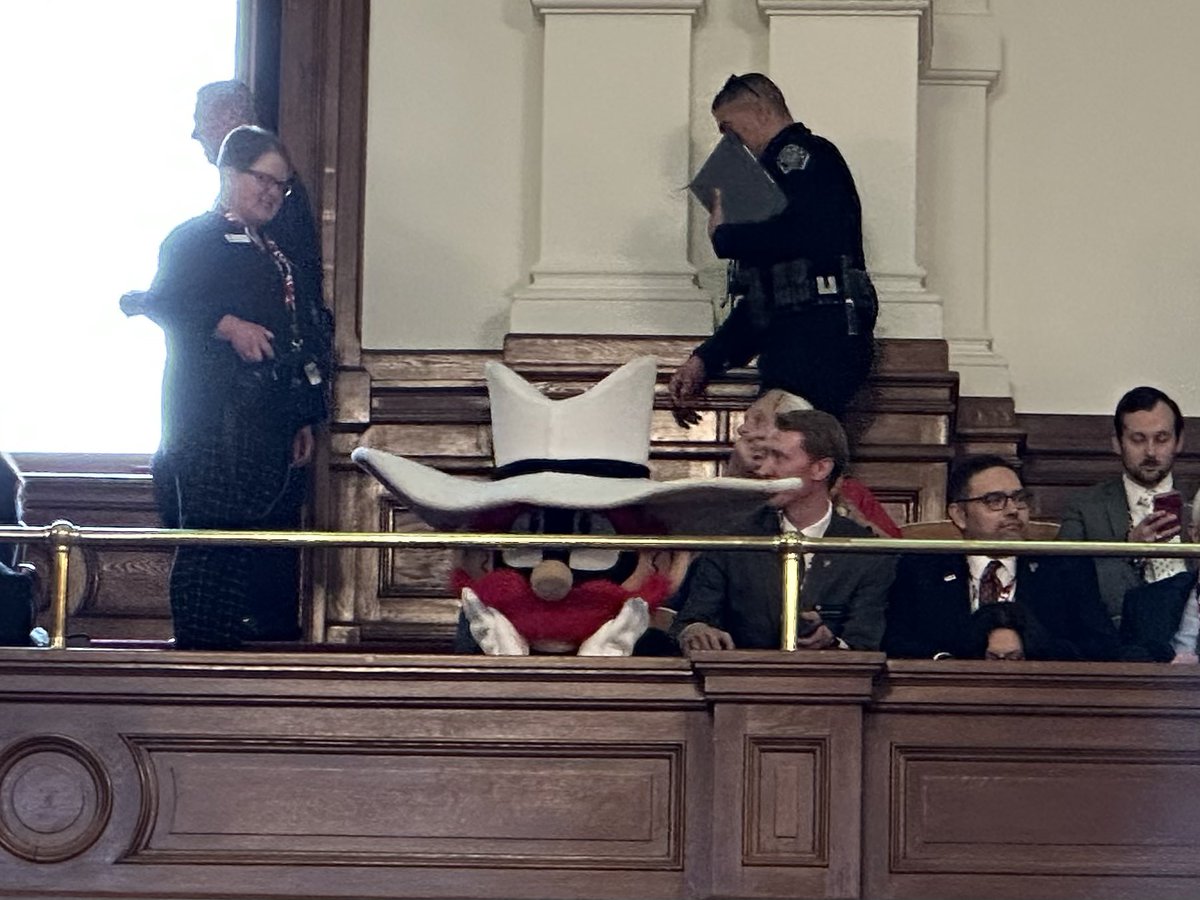 Burrows4TX's tweet image. Thank you #txlege for the warm and spirited #RedRaider welcome as we hosted @TexasTech leadership, students, and supporters in Austin this morning and celebrated the 100th anniversary of Texas Tech University!