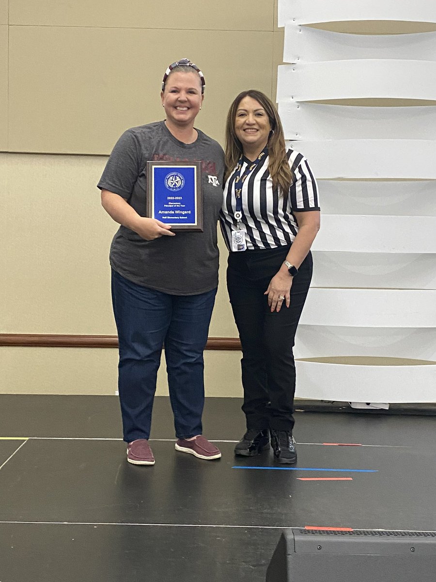 Excellence captured in a photo! Please let me introduce HISD’s 2023 Elementary Principal of the Year, Amanda Wingard, Neff Elementary. Your ESO1 family is proud of you! @HoustonISD @Neff_ES