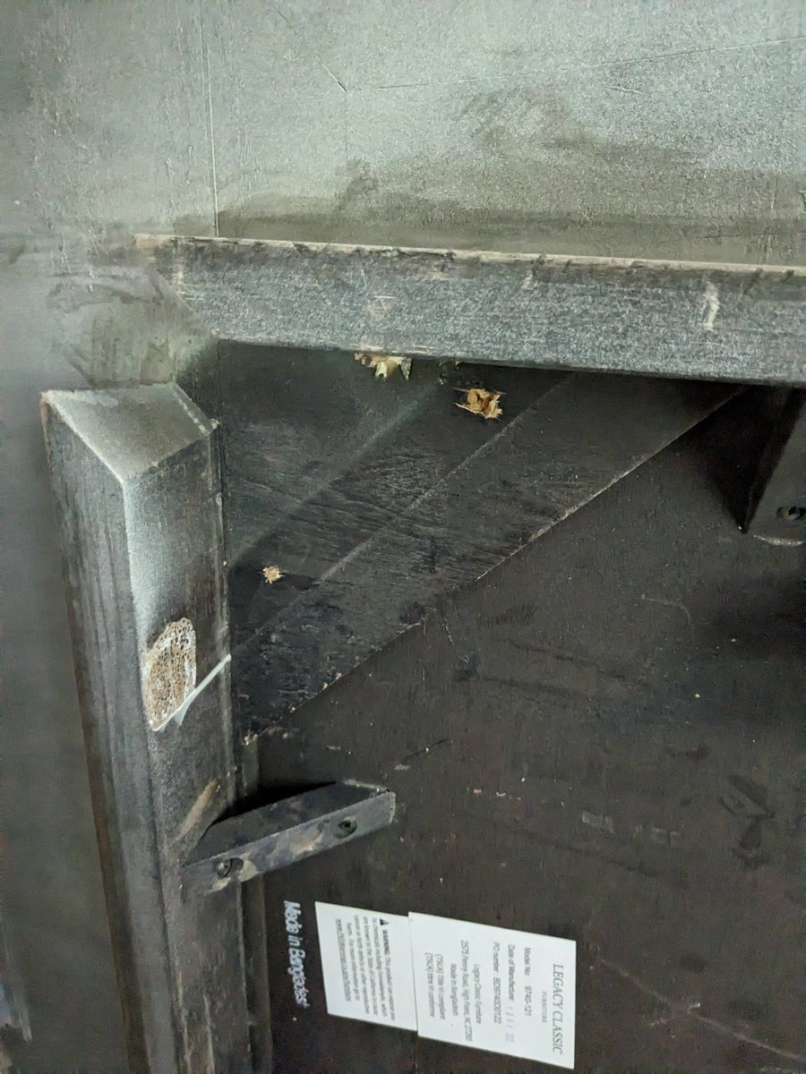 GlenRHarper's tweet image. @Macys Yesterday a table I bought on 8/26/22 collapsed. Turns out the installers never put in the side screws on one of the legs. This, from the "white glove" installers you sent to the house. And then we get offered a refund of $29 from "customer service"? Please. #macysfail