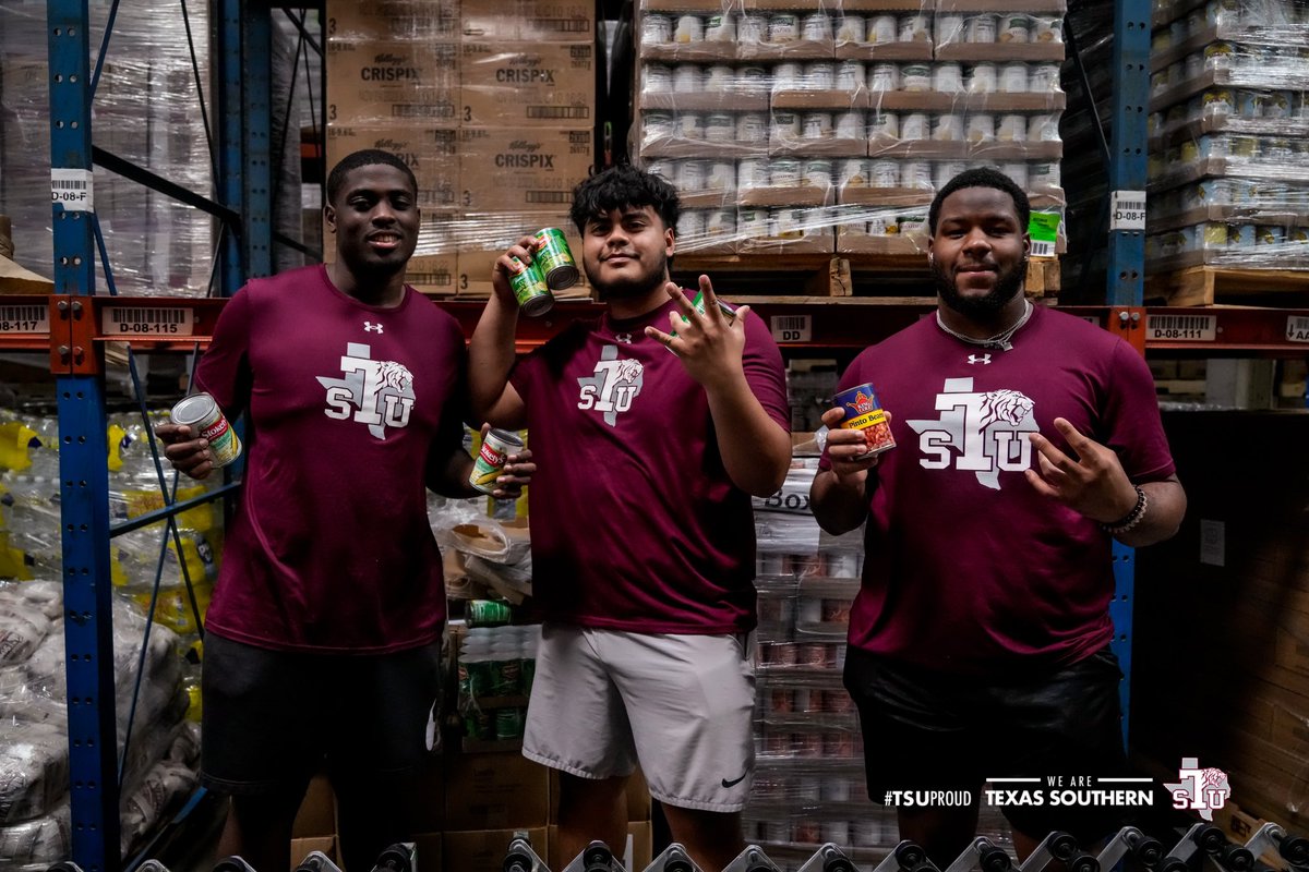 TSUFootball's tweet photo. Thank you @HoustonFoodBank for everything you do in our community. It was great helping out today! #wearetexassouthern #TSUproud https://t.co/dBbVd9wZTG