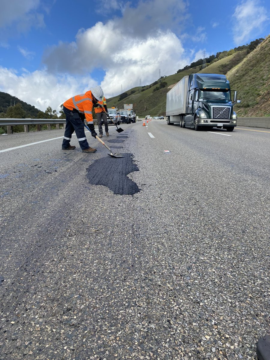 CaltransD5's tweet photo. Over the past two days, our Caltrans maintenance team has worked to fill potholes on the Cuesta Grade following our recent storm. More than 2,000 pounds of pothole mix was used for these repairs. #Hwy101 #CuestaGrade #SanLuisObispoCounty https://t.co/gyZDU4ogb7