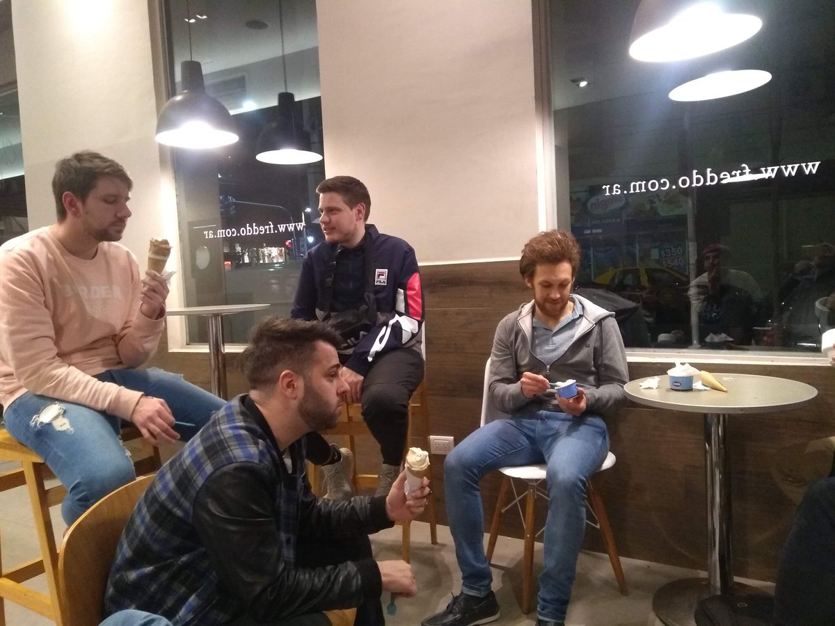 Madera_T's tweet image. Ellos son los 4 ing. nucleares encargados del operativo de emergencia que se montó el día de hoy en #Atucha responsables de q haya vuelto la luz a la mitad del país.
 Dos estaban de franco el día de hoy, pero vinieron igual a solucionarlo. Ahora festejando con un merecido helado