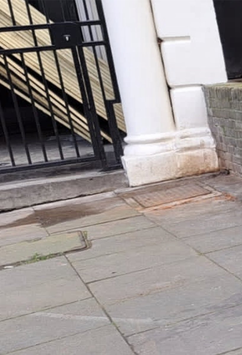 platform_watch's tweet photo. @BackingBrixton @lambeth_council @JamesBryanSW9 @MPSBrixtonHill @mpsbrixton @jp_sw9 @ManleyNanda @mrjamesob @LambethLivingSt @helenhayes_ @SoniaWinifred @LambethMPS Visiting  #london #Brixton has never been so interesting and the total opposite of #entertaining I recently saw this crock of $**^ outside of peoples homes on Brixton terraces it even goes up the walls #amazing  @BackingBrixton  @lambeth_council #publicbathroom https://t.co/psfuvt1B8s
