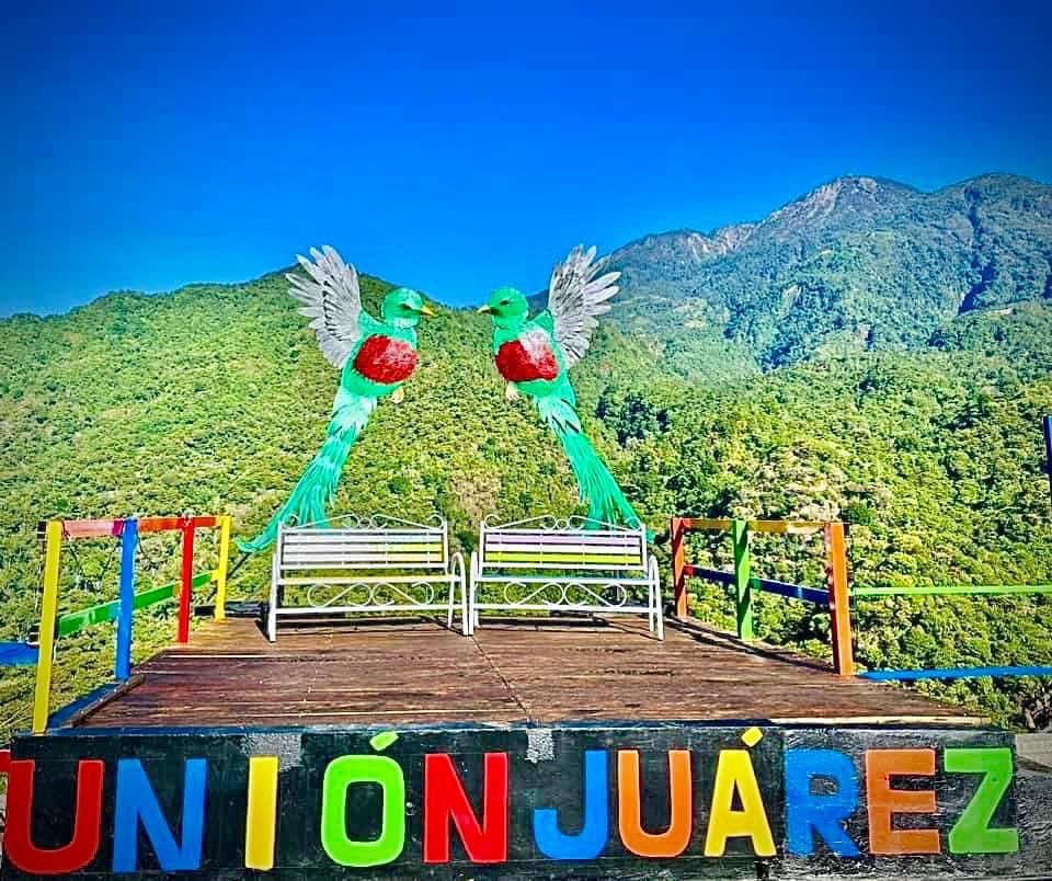 fabodeleonradio's tweet photo. La Suiza Hotel Restaurante Mirador en UNIÓN JUÁREZ contamos con habitaciones para 2, 4 y 6 personas. 
Además miradores espectaculares. 
Cualquier información al 9621085088

#VolcanTacaná #UniónJuárez #LaSuiza #Hotel #Mirador #Restaurante #Chiapas #Turismo #Relax #Café #Chocolate https://t.co/LKXZJUuVK0