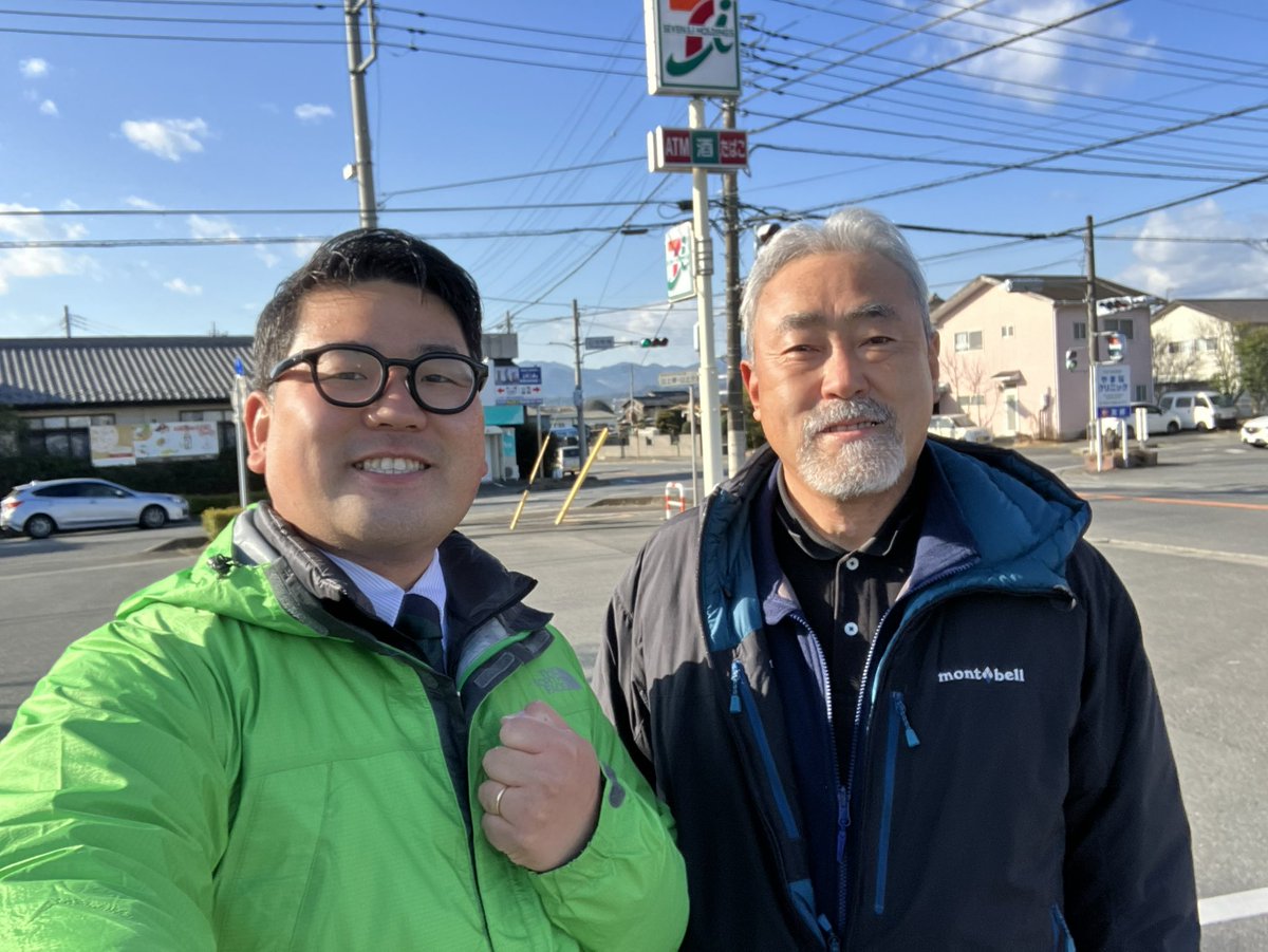jun_spark's tweet photo. 今日も7時30分に #ボンジーア の掛け声と共に朝の挨拶活動スタート！！

今日は後援会長の笠原さんが一緒に手を振ってくれました。だんだんと反応してくれる人が増えてきた気がします！

今日もがんばりましょー！

#2023春の挑戦 #高崎市 #辻立ち #おはようございます #wg863 https://t.co/UVTO96kxGJ