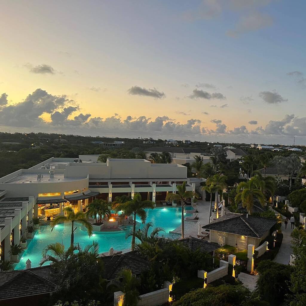 Another beautiful evening in TCI❤️🇹🇨

This is from our pool view suites!

📸 by @bijahyoung 

#longbaybliss #poolview #theshoreclubtc #turksandcaicos #luxuryresort instagr.am/p/CpQ75WAu-_l/