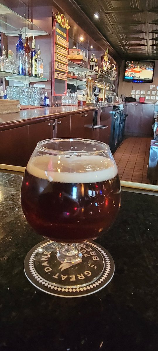 Kellyscottmad's tweet photo. As the ice melts on this #WiBeerWednesday I am enjoying its bounty of Eis Maibock @greatdanepub @WiBeerWednesday #drinklocal #beer https://t.co/pF1ChTQrBf