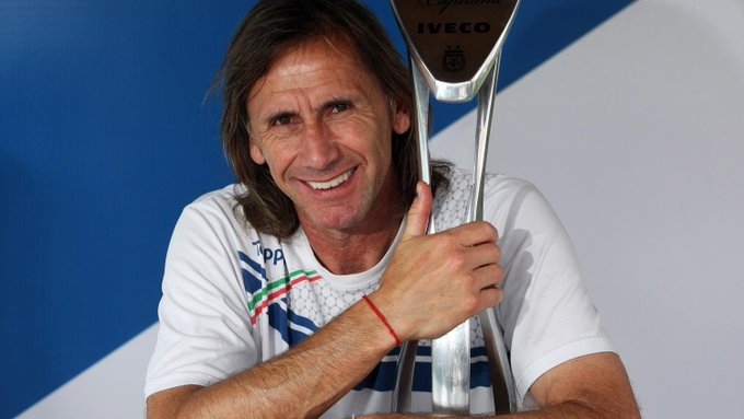 sabadovelezok's tweet photo. ⚠️ Ricardo Gareca dio el OK y ahora sus abogados comenzarán a revisar los contratos.

✔️ Si está todo de acuerdo a lo previamente conversado, firmará su vínculo y será presentado como nuevo DT de #Vélez. https://t.co/ANRYAtlnIH