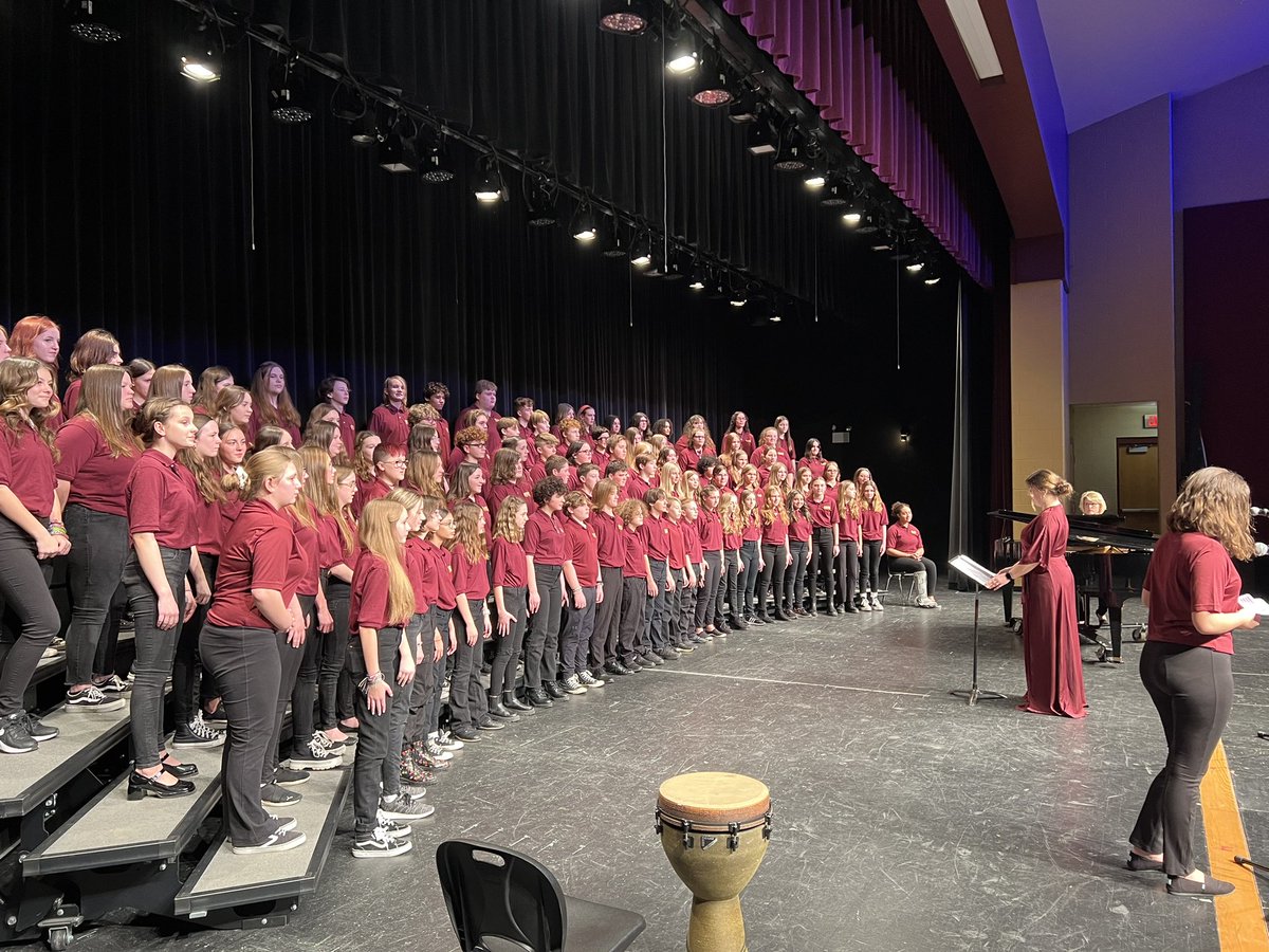 RossMiddleRAMS's tweet photo. 7/8th grade is definitely Being The Light tonight! @rosschoirs1 @ChoralRoss https://t.co/7R2qbzM46U