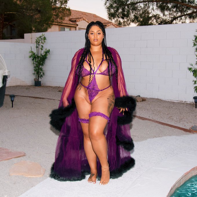 2 pic. Which is your fav? https://t.co/cPydnXbVi2