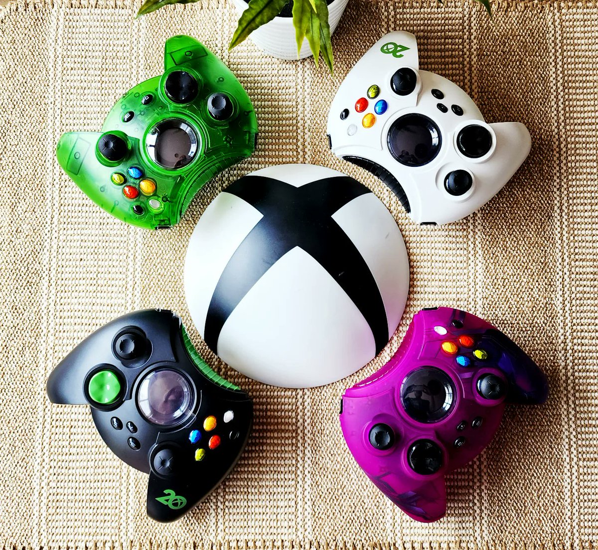 Choose your Duke 😁

Which one are you picking up for your 4 player Halo CE Splitscrneen night?

@XboxANZ @Xbox #Originalxbox #controller #XboxShare #XboxOne #xbox20