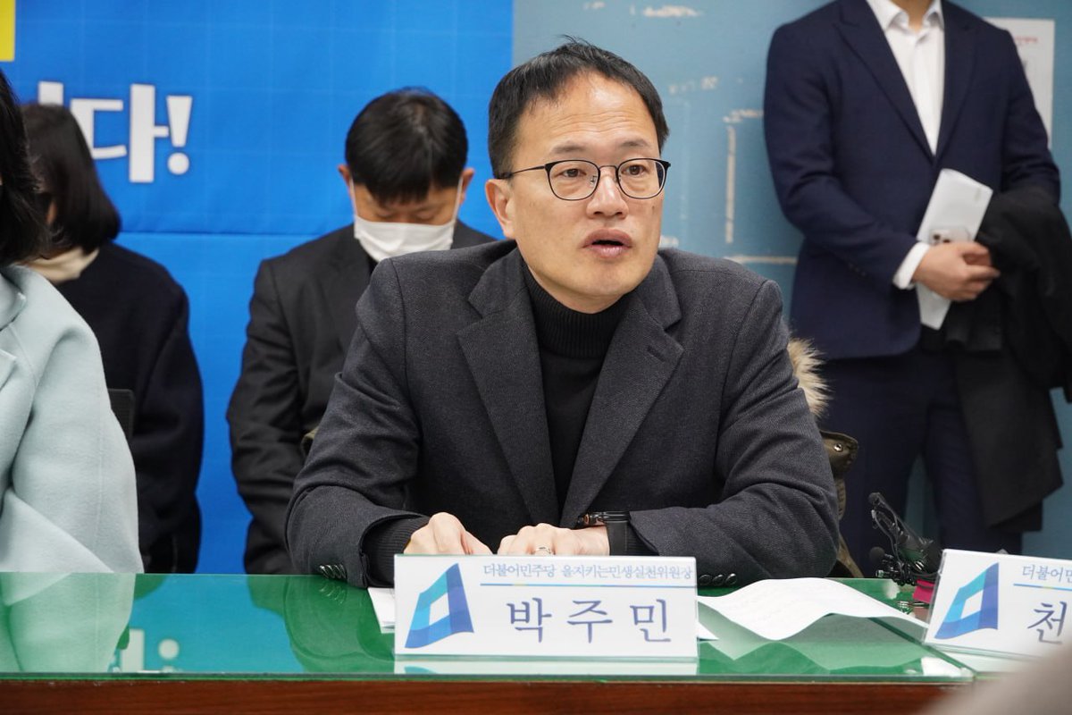 학교 급식 노동자 중 10명 중 3명이 폐에 이상이 있다는 것은 결코 우연이 아닙니다. 이재명 당대표님과 을지로위원회가 현장을 방문해, 문제점을 살폈습니다. 그리고 급식실 노동자들의 이야기를 청취했습니다. 아이들을 위해서도, 안전한 일터를 위해서도 급식실 환경 개선을 반드시 이루겠습니다.