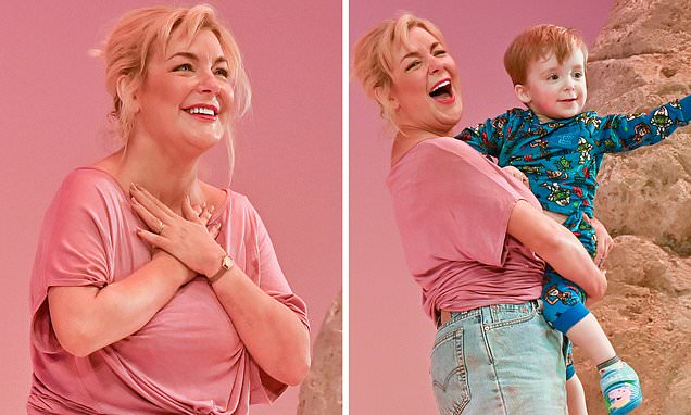 DTNNEWUpdates's tweet photo. Sheridan Smith is moved to tears as she receives a standing ovation at Shirley Valentine press night https://t.co/l0l4qJUobW