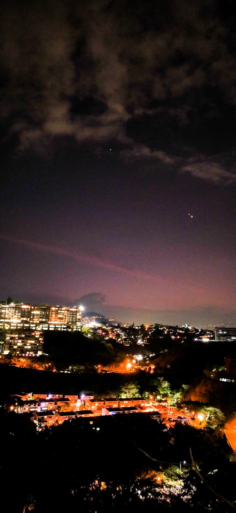 GrldnTrd's tweet photo. Conjunción Júpiter Venus desde Caracas. Zeus y Afrodita danzando https://t.co/R2EIeLzQ8N