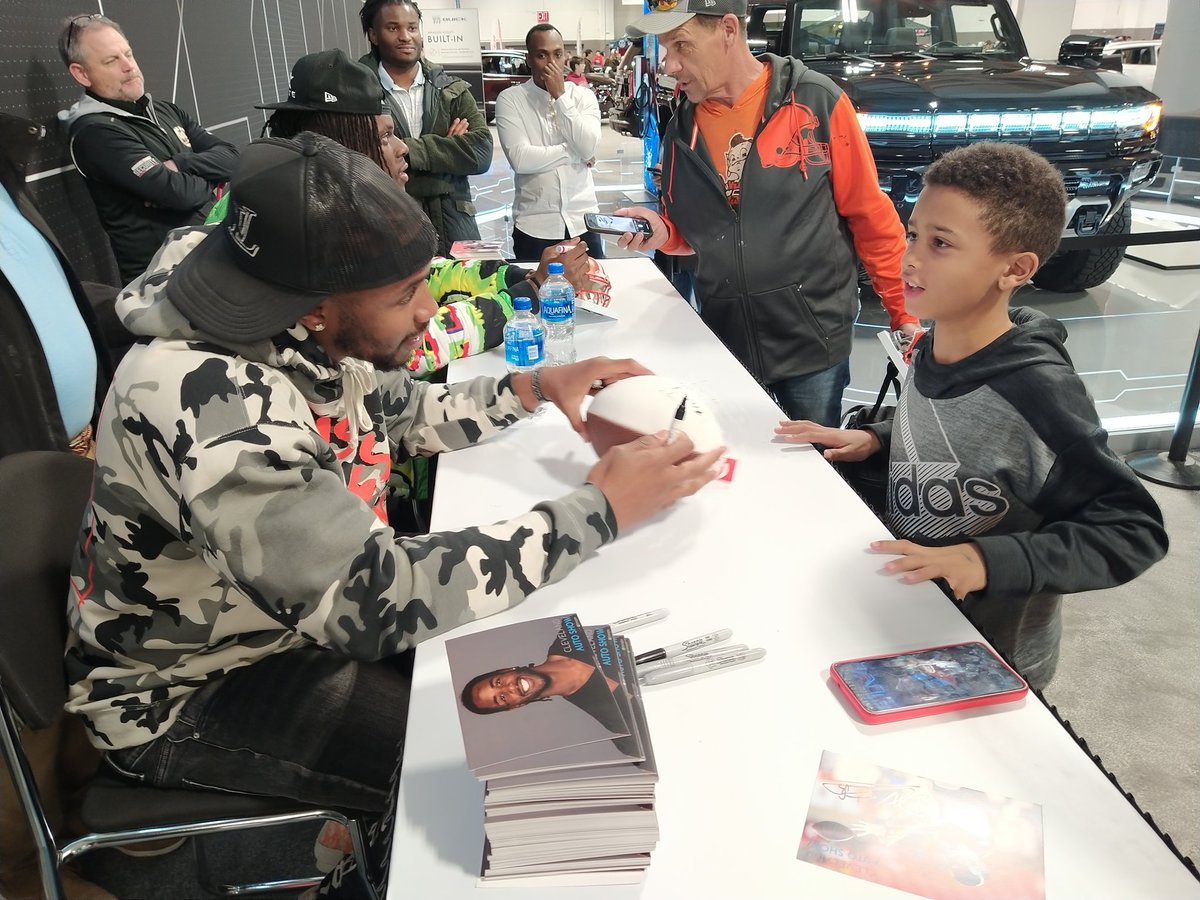 CleAutoShow's tweet photo. the @Browns @dpeoplesjones and @David_Njoku80 signing at the #CLEautoshow https://t.co/IPKcKnfmWP