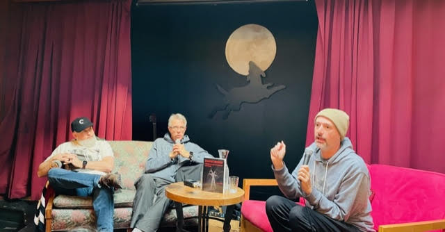 OfIotians's tweet photo. Some photos from the Black Dog Café during #TwinPeaksDay panels (#FWMM, Twin Peaks Tattoo Podcast, The Return) @ScottLuckStory @BlueRoseMag1 @JoshuaMinton @thornewip #TwinPeaks https://t.co/VJ9gn8cKwl