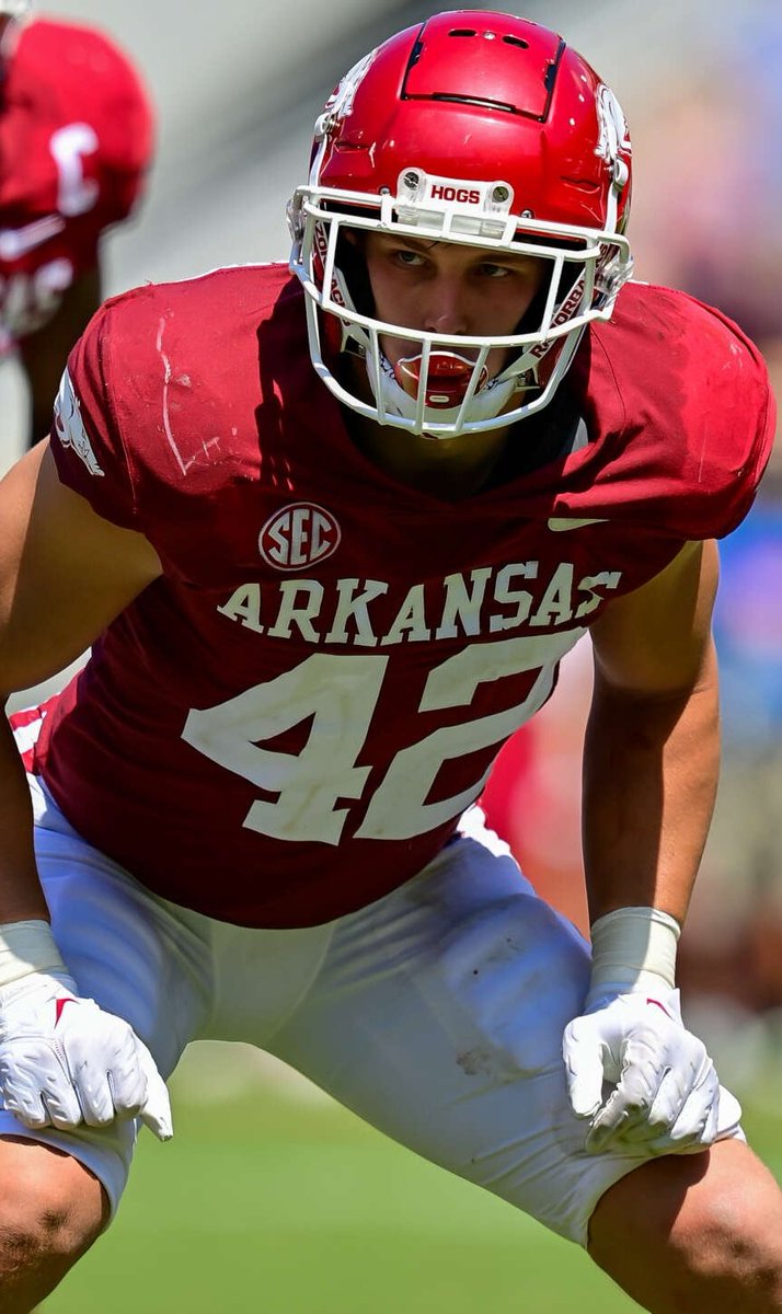 1stDown_Scout's tweet photo. Next Up Former #Arkansas
Prospect #DrewSanders....
Question Is...Will He Be More
Effective At DE Or OLB
At The NFL Level?🤔
https://t.co/yZ03fto6yw
#NFLDraft #1stDownDraft2023 https://t.co/FeGmjAY7Nm