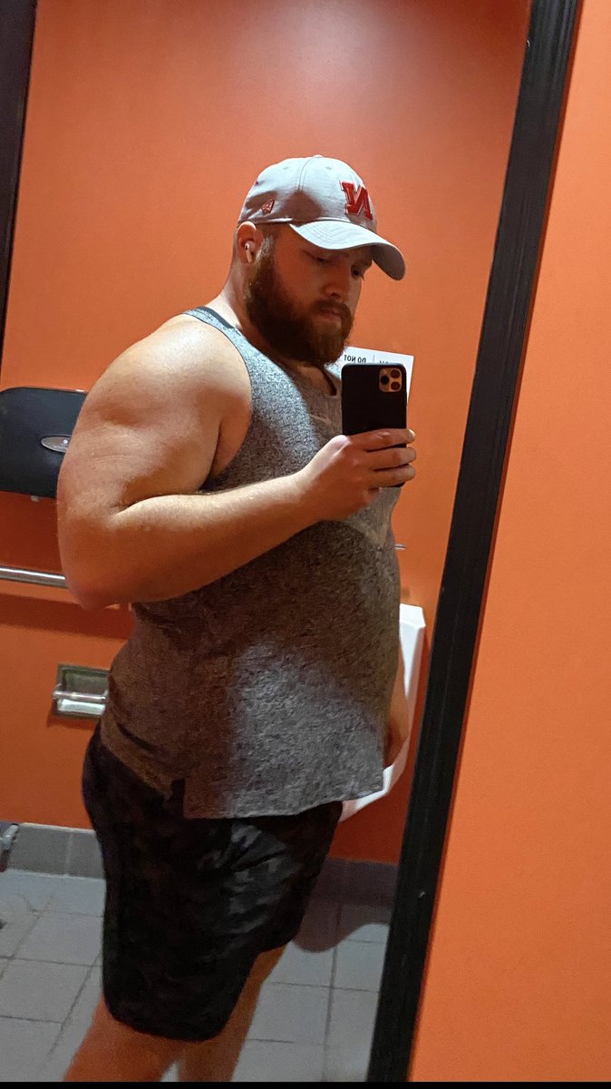 brandon on Twitter "Woah check out this mirror that makes you look skinny 😲"