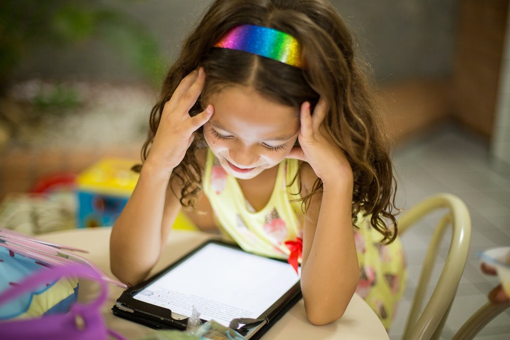 sahmplusblog's tweet image. This is how technology and screen addiction can affect your child’s sleep and overall wellbeing and what you can do about it.

Read more 👉 bit.ly/3GPi8Xv

#Childrensscreentime #screensandsleep #ScreenAddictionAffects