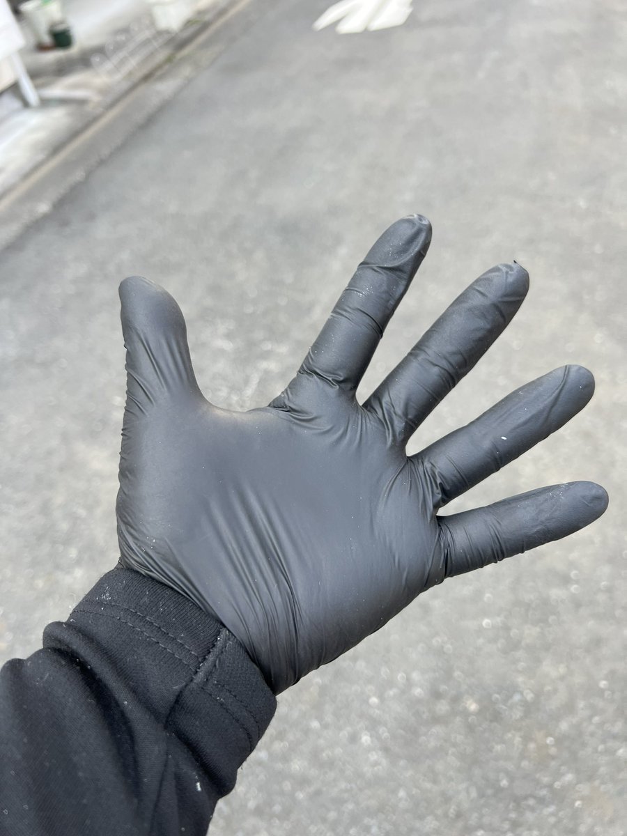 papagaiheki's tweet photo. 私は作業するとき、軍手の下にニトリル手袋をしています。これをすることにより、職人あるあるの爪の間が黒くなる現象が起こらなくなるのでオススメです。 https://t.co/fZP2enZcRF