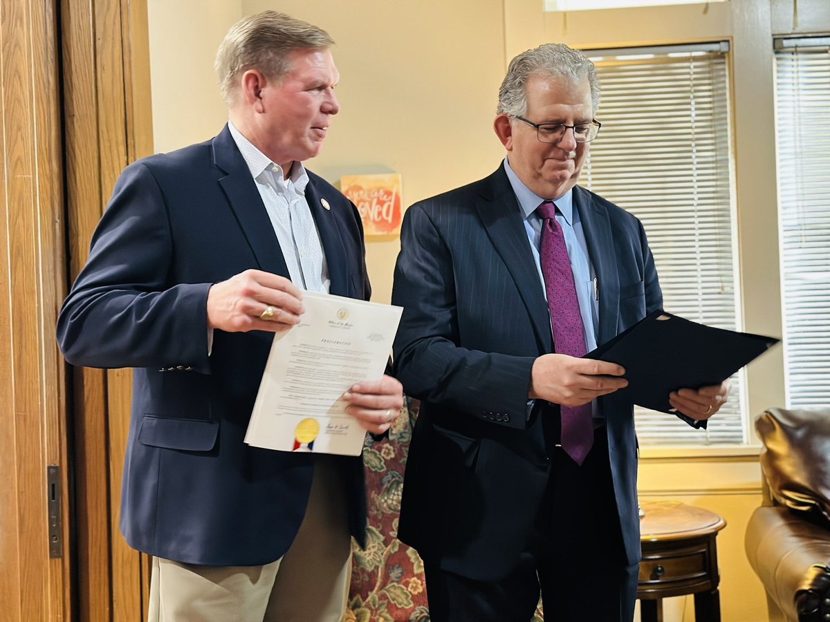 cityofbossier's tweet photo. Today, Mayor Chandler jointly proclaimed March as Problem Gambling Awareness Month at an event held at CORE-Center of Recovery, which provides treatment to the Shreveport-Bossier communities &amp; surrounding areas. https://t.co/ZuVX5ZlQQV