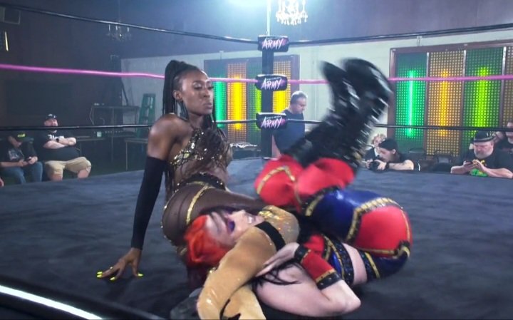 On #WWA The Majesty of Muscle @KiLynnKing v 👑 Aminata @amisylle Both competitors give maximum effort in this match literally flying all over the ring with aerial moves as well as taking it to the mat going for the tap out!! Sooo good!! Watch on @ProWTV 📸 @wwrestlingarmy