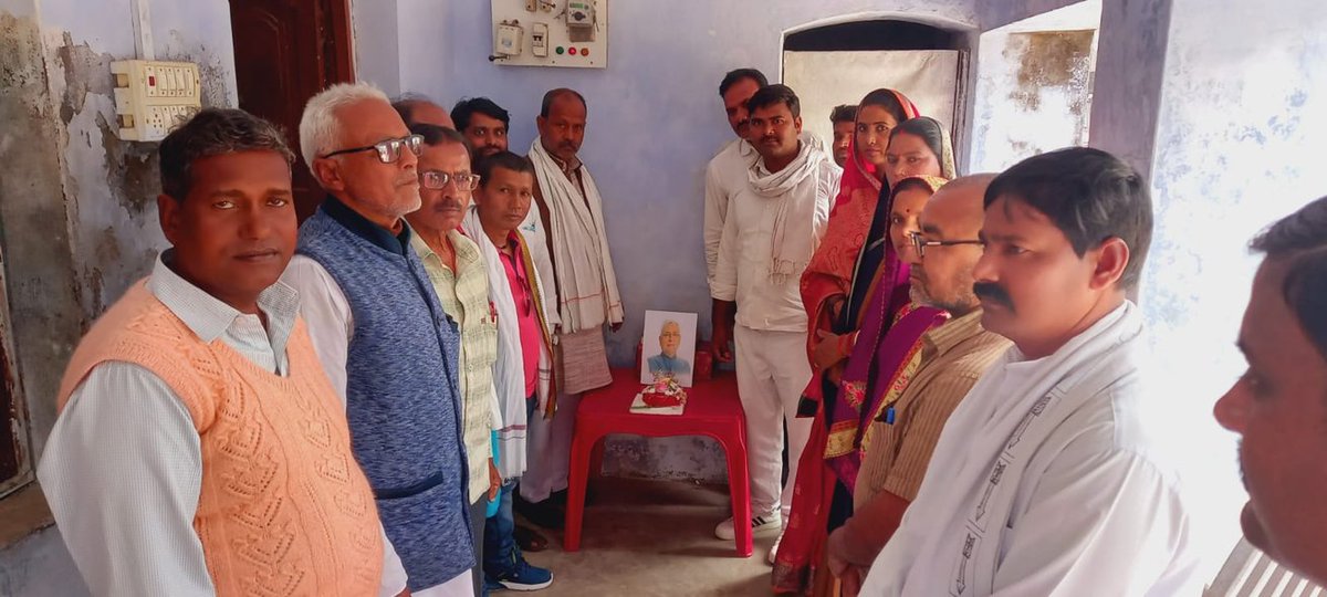 Chandra49759686's tweet photo. आज। बगहा 2 में जनता दल यूनाइटेड के अति पिछड़ा प्रकोष्ठ के तमाम साथियों के साथ बिहार के विकास पुरुष माननीय मुख्यमंत्री नितीश कुमार जी का जन्मदिन मनाया । हमलोगों के नेता माननीय मुख्यमंत्री नितीश कुमार जी आप दीर्घायु हो। @NitishKumar https://t.co/JRunUmQHlE