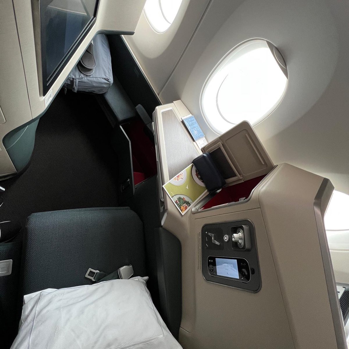 TheJamesFeng's tweet photo. Flying up in the pointy end of the plane ✈️🥂👌 1/3 @cathaypacific @cathaypacificUS @Airbus #cathay #cathaypacific #airbus #a350 #airbusa350 @SydneyAirport #sydney #aviation #aviationdaily #cx110 https://t.co/ciWntxucVT