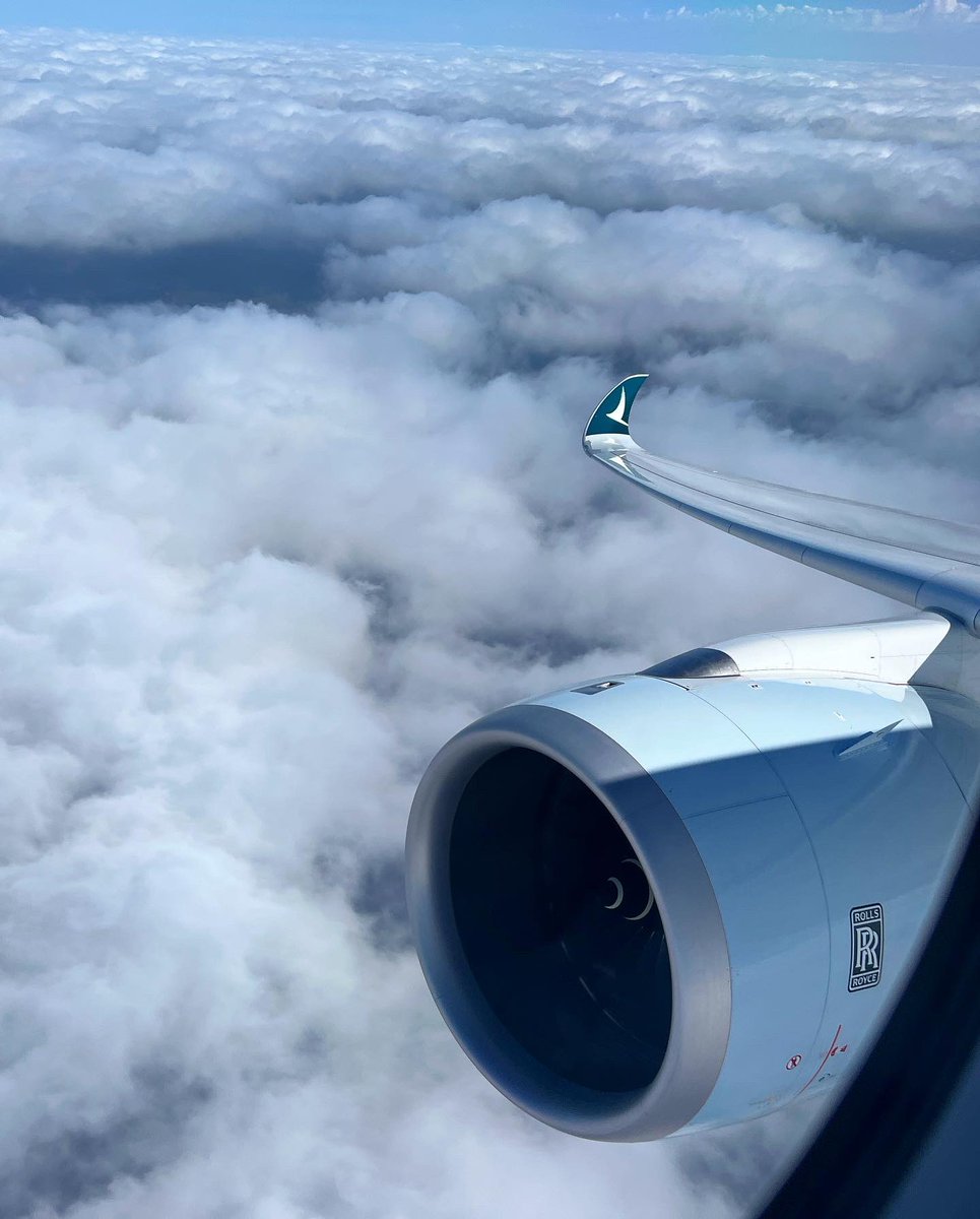 TheJamesFeng's tweet photo. Flying up in the pointy end of the plane ✈️🥂👌 1/3 @cathaypacific @cathaypacificUS @Airbus #cathay #cathaypacific #airbus #a350 #airbusa350 @SydneyAirport #sydney #aviation #aviationdaily #cx110 https://t.co/ciWntxucVT