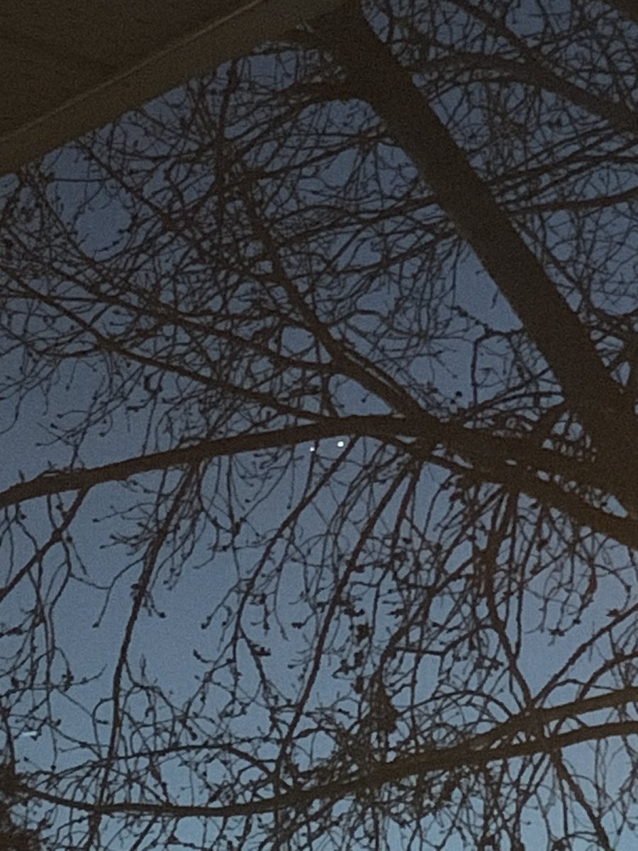 Shezel's tweet photo. Venus and Jupiter look like a set of headlights. https://t.co/CA9iPvKkL6