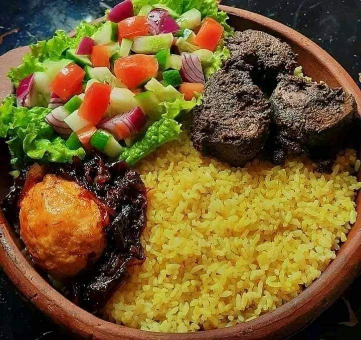 LifeSty19608671's tweet photo. yellow rice &amp; fish curry https://t.co/fZGyHqOQUl