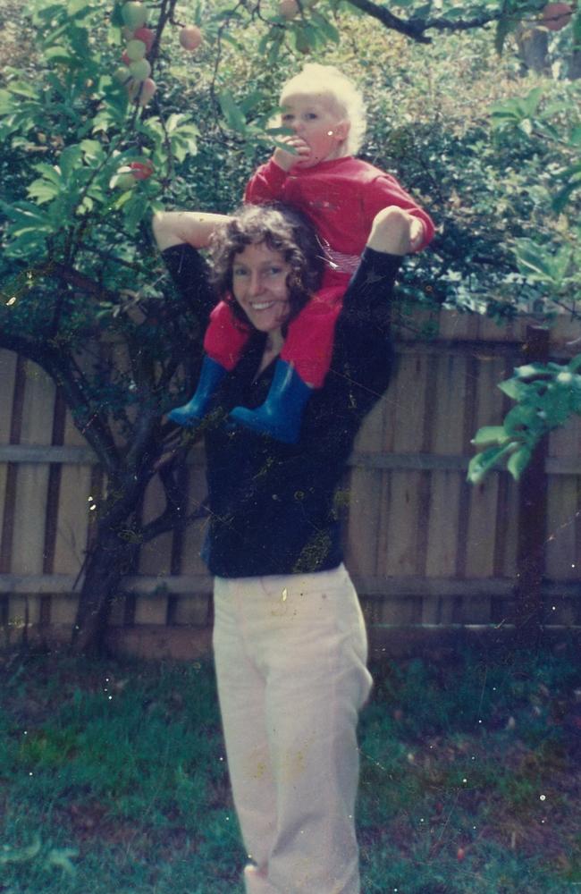 @AlboMP Julian Assange as a toddler with his mum Christine #Assange. How about reuniting these 2 if you care so much for families. This toddler grew up to become the truth teller of our century, he exposed the criminality behind US wars. And he's Australian.
#FreeAssangeNOW 
#SaveJulian