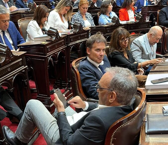 El arquetipo de lo que está mal. De la mala educación. De la intolerancia y la falta de respeto. Está ahí como representante del pueblo. Lamentable!! <a href="/FerIglesias/">Fernando A. Iglesias</a>