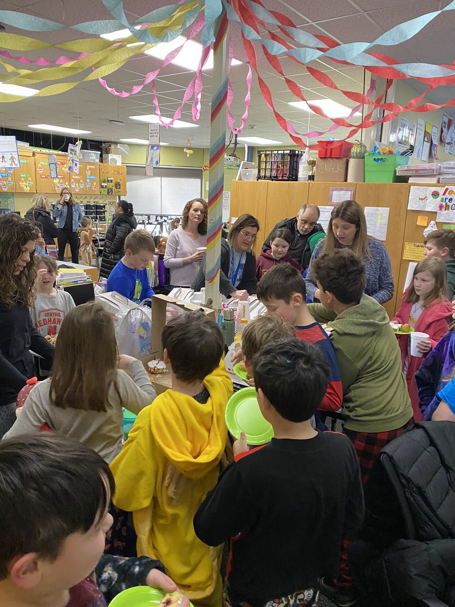 Maplebrook_203's tweet image. Thanks 4th Grade teachers, families, and students for hosting and participating in a book club celebration. What a wonderful experience for us all! #wearemaplebrook #naperville203 #partnersingrowth