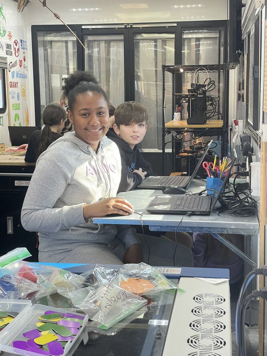 WEstemLADY's tweet image. Grant 5th graders enjoyed visiting the Mobile Fab Lab over the past couple days.  I witnessed some impressive design work and students teaching students…..my favorite!  Great job, Bulldogs! @wefabmobile @WESchools @WES_GrantElem @mrslegerski #epiloglaser #mobilefablab #coreldraw