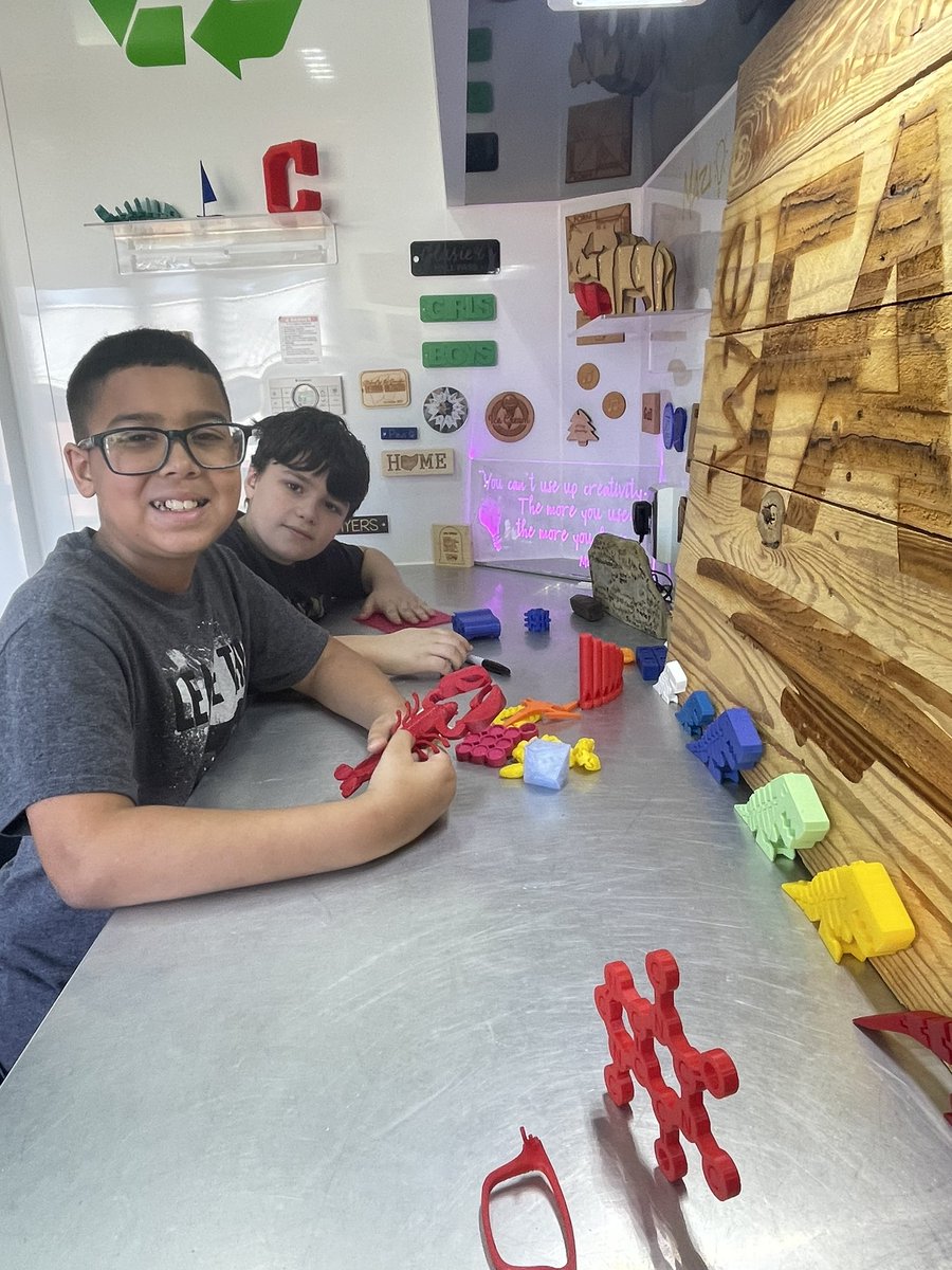 WEstemLADY's tweet image. Grant 5th graders enjoyed visiting the Mobile Fab Lab over the past couple days.  I witnessed some impressive design work and students teaching students…..my favorite!  Great job, Bulldogs! @wefabmobile @WESchools @WES_GrantElem @mrslegerski #epiloglaser #mobilefablab #coreldraw