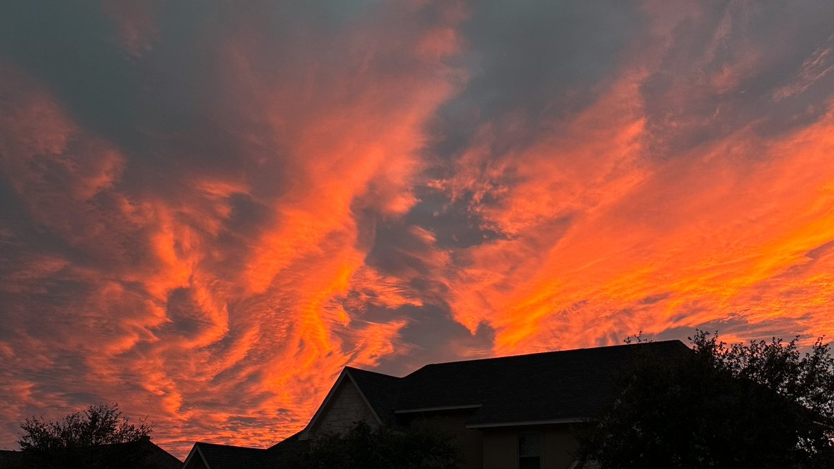 mericombs12's tweet image. Happy Meteorological Spring!!  Early morning T-storms, a massive anti crepuscular ray, and topped off with a gorgeous sunset 😍 #txwx #Abilene #BringOnSpring ⛈️🌪️
