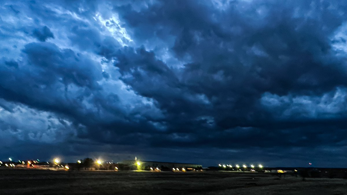 mericombs12's tweet image. Happy Meteorological Spring!!  Early morning T-storms, a massive anti crepuscular ray, and topped off with a gorgeous sunset 😍 #txwx #Abilene #BringOnSpring ⛈️🌪️