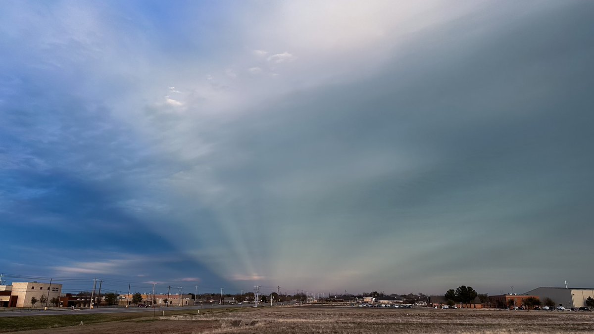 mericombs12's tweet image. Happy Meteorological Spring!!  Early morning T-storms, a massive anti crepuscular ray, and topped off with a gorgeous sunset 😍 #txwx #Abilene #BringOnSpring ⛈️🌪️