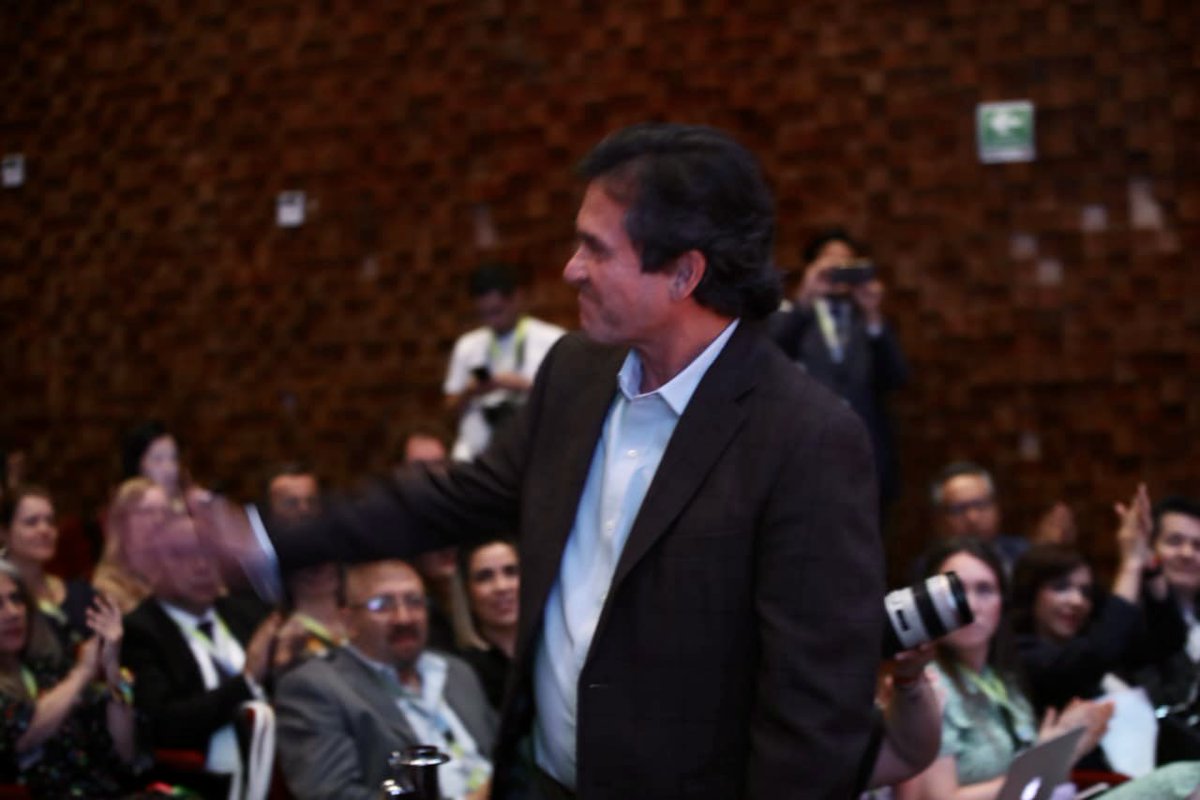 lorenzocordovav's tweet photo. En las próximas horas, en virtud de una reforma antidemocrática, Edmundo será cesado. Gracias porque la democracia, la sociedad mexicana y el INE te deben mucho. Cuando el orden constitucional y democrático sea restaurado, te esperamos de vuelta en el INE: @lorenzocordovav 2/2 https://t.co/d9m80xjEpM