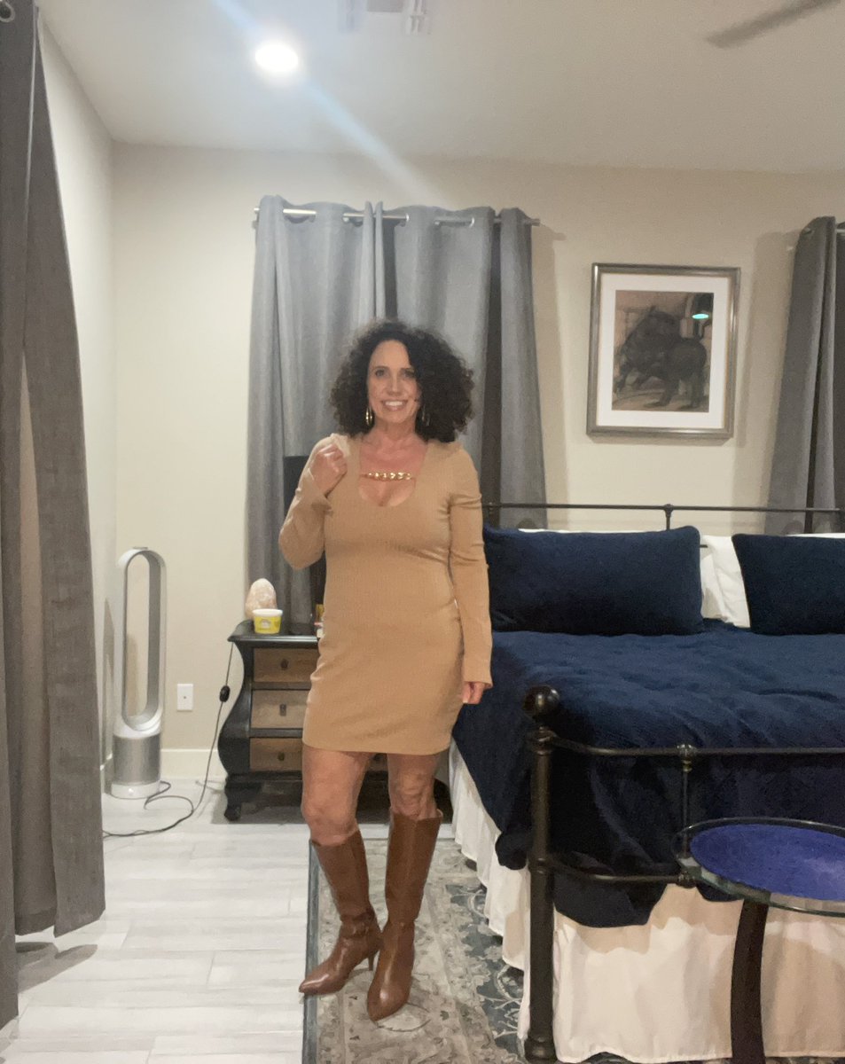DriverKittie's tweet photo. Headed out for some midweek swinging, do you think I can get them to come home with me and have me for dessert?  #swinger #lifestyle #Arizona https://t.co/v4qMbjZMe4
