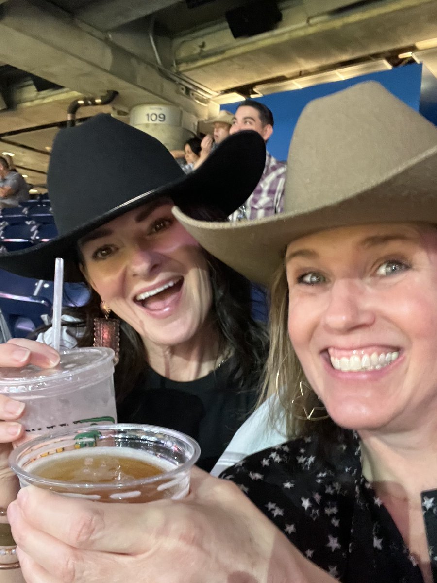 JEN2win536's tweet photo. ~cheers, cowboys/girls!!! #RODEOHOUSTON https://t.co/WpPj46QV79