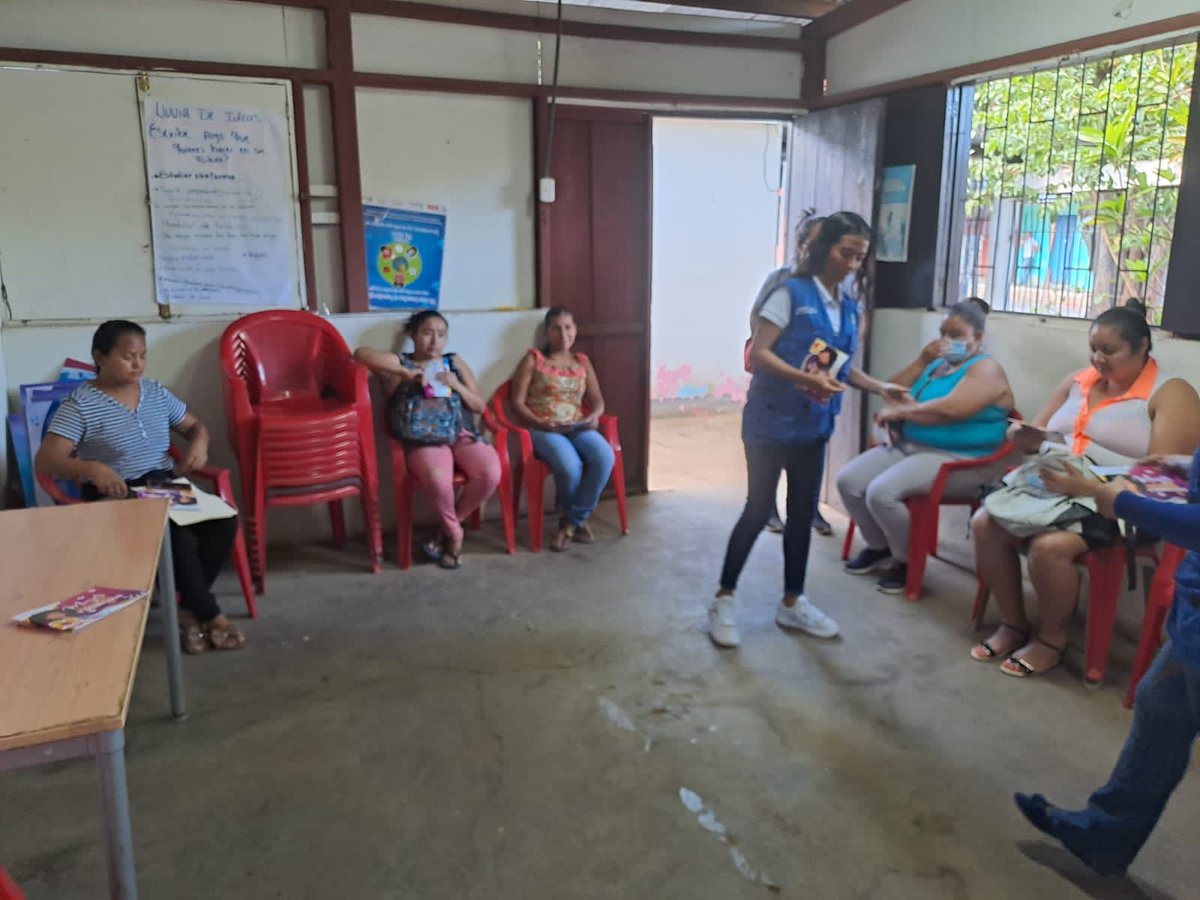 MifamManagua's tweet photo. #Managua │#DistritoTres📌
✅ Conversamos con mujeres del Programa de Fortalecimiento Familiar, apropiación de la cartilla Mujer👩🏻🦱🌺,Dignidad y Derechos⚖️ en prevención de la violencia y una cultura de armonía y paz
#AmorALaFamilia #PuebloVictorioso #SomosMujeresConElPoderDelAmor https://t.co/1D4ca4EXaC