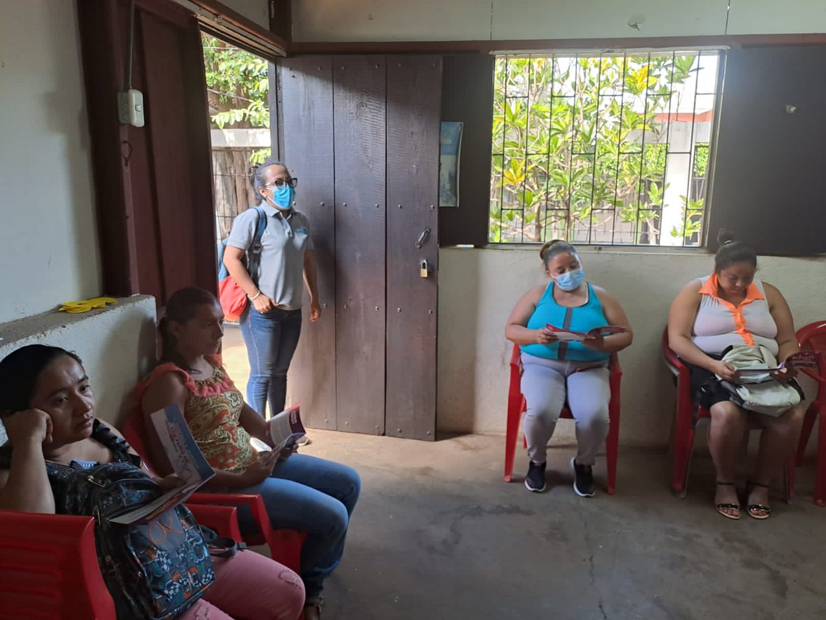MifamManagua's tweet photo. #Managua │#DistritoTres📌
✅ Conversamos con mujeres del Programa de Fortalecimiento Familiar, apropiación de la cartilla Mujer👩🏻🦱🌺,Dignidad y Derechos⚖️ en prevención de la violencia y una cultura de armonía y paz
#AmorALaFamilia #PuebloVictorioso #SomosMujeresConElPoderDelAmor https://t.co/1D4ca4EXaC